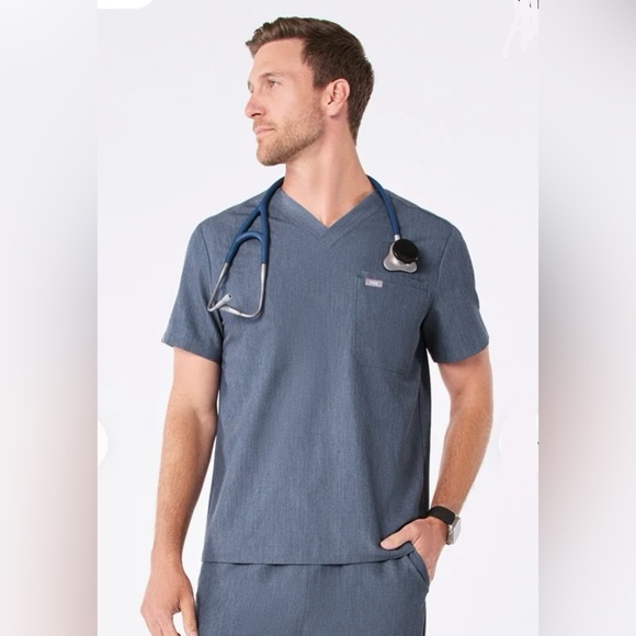 FIGS Men’s Heather Denim Leon Three Pocket Scrub Top SIZE LARGE - Picture 2 of 10